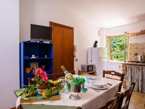 ein Esszimmer mit einem Tisch mit Blumen darauf in der Unterkunft Apartment Luna by Interhome in Trappeto