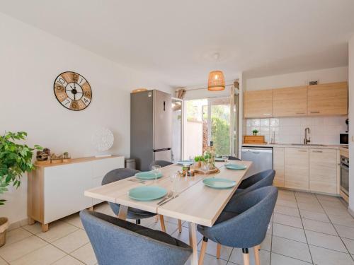 une cuisine et une salle à manger avec une table et des chaises dans l'établissement Apartment Les Eucalyptus-12 by Interhome, à Saint-Aygulf