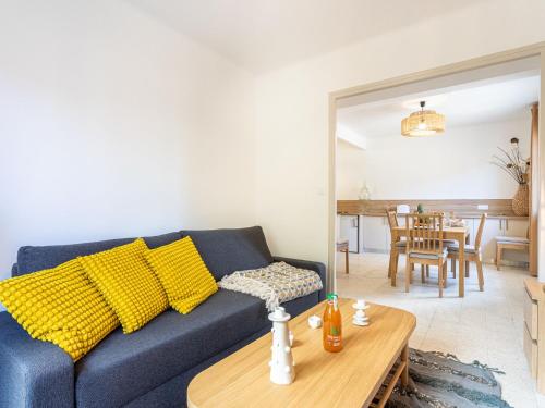 un salon avec un canapé bleu et une table dans l'établissement Apartment Le Coquillon by Interhome, à Sanary-sur-Mer