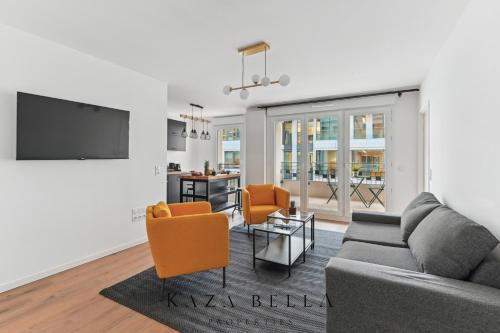 un salon avec un canapé et une télévision à écran plat dans l'établissement KAZA BELLA - Saint Ouen Beautiful apartment, à Saint-Ouen