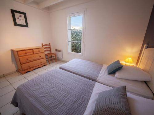 une chambre avec un lit, une commode et une fenêtre dans l'établissement Holiday Home Résidence Dune Blanche - Océan1 by Interhome, à Biscarrosse-Plage