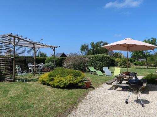 un barbecue et un parasol et une table et des chaises dans l'établissement Holiday Home Ty Coz ar Mor by Interhome, à Portsall