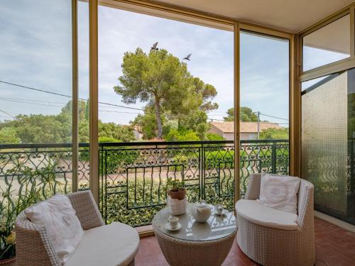 un balcon avec une table et des chaises et une vue dans l'établissement Apartment Les Mimosas-3 by Interhome, à Saint-Aygulf