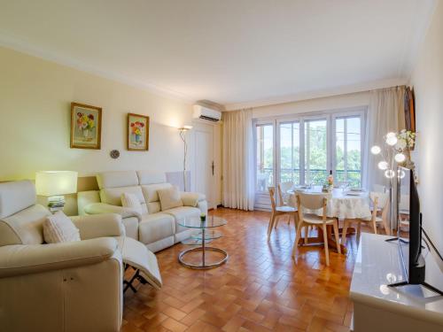 un salon avec un canapé et une table dans l'établissement Apartment Les Mimosas-3 by Interhome, à Saint-Aygulf
