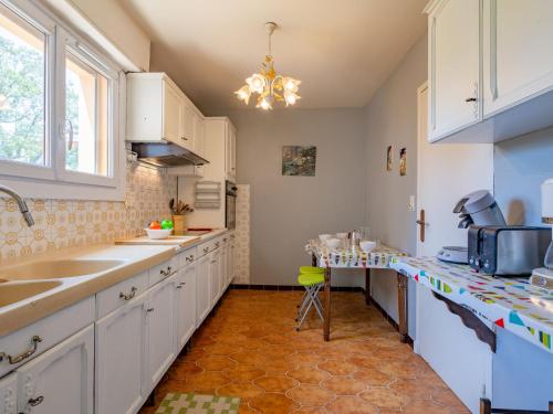 une cuisine avec des armoires blanches et un comptoir dans l'établissement Apartment Les Mimosas-3 by Interhome, à Saint-Aygulf