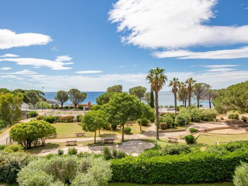 un parc avec des arbres, des bancs et l'océan dans l'établissement Apartment Les Rivages des Issambres-4 by Interhome, aux Issambres