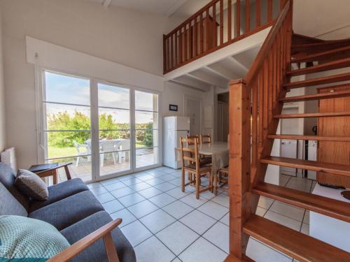 un salon avec escalier menant à la salle à manger dans l'établissement Holiday Home Résidence Dune Blanche - Soleil by Interhome, à Biscarrosse-Plage