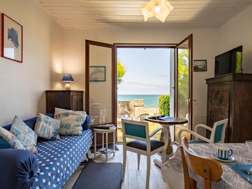 un salon avec un canapé et une vue sur l'océan dans l'établissement Holiday Home Kereol by Interhome, à Cléder