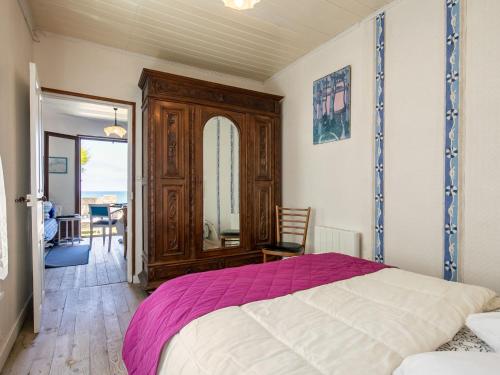 une chambre avec un grand lit avec une couverture violette dans l'établissement Holiday Home Kereol by Interhome, à Cléder