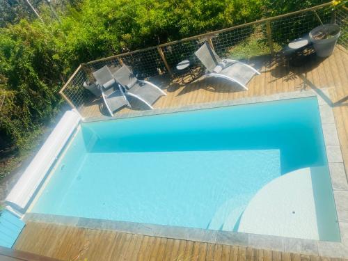 Le haut de la Kaz Surprise Spa, piscine vue océan