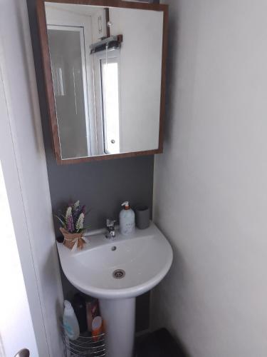 Ένα μπάνιο στο Crimdon dene bay view holiday home NO SMOKING NO PETS