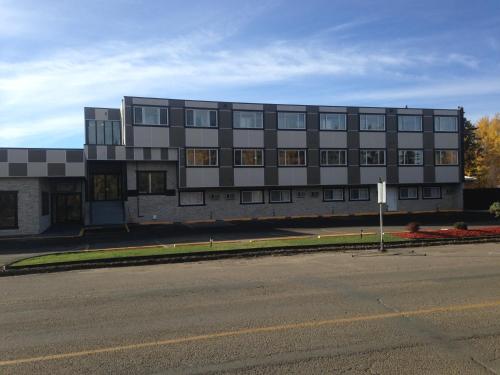 a large building on the side of a street at Days Inn by Wyndham Sylvan Lake in Sylvan Lake