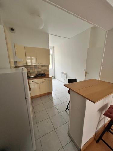 une cuisine vide avec un comptoir et un réfrigérateur dans l'établissement Studio st Quentin centre, à Saint-Quentin