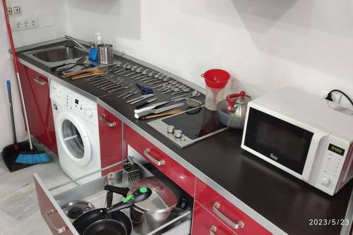a pretend kitchen with a microwave and a stove at jp7 Piso y parking 10min Sevilla - Zona Comercial - Joyeria - Pescaderia in Camas