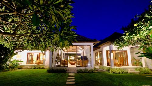 a house with a garden at night at Villa Kaniksa in Candidasa