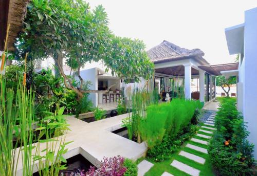 a garden in front of a house at Villa Kaniksa in Candidasa