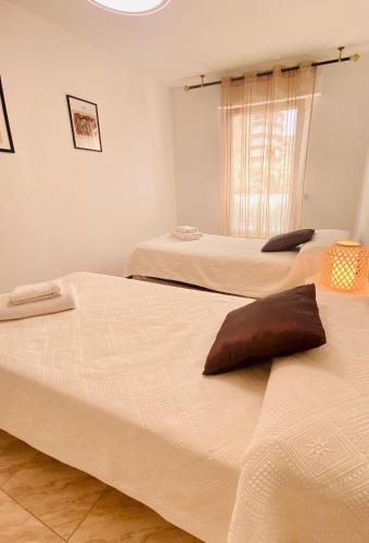a bedroom with two beds and a window at Apartamento Luz del Mar in Torrox Costa