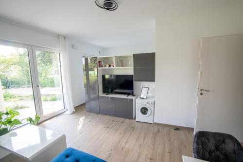 sala de estar con ventana grande y TV en Potsdams Traumwohnung, en Potsdam