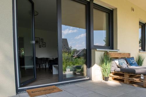 una puerta corredera de cristal de una casa con patio en Potsdams Traumwohnung, en Potsdam