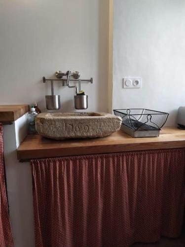 un évier en pierre au-dessus d'un comptoir en bois dans l'établissement Maison Hte-Provence parc naturel Verdon, à Angles
