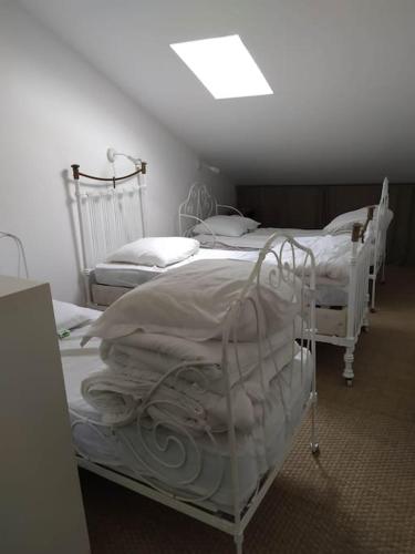 une chambre avec trois lits dans une pièce dans l'établissement Maison Hte-Provence parc naturel Verdon, à Angles