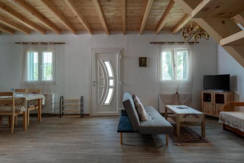 TV a/nebo společenská místnost v ubytování Pratsas House