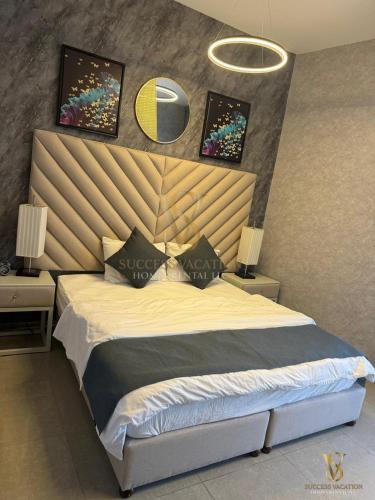 Postel nebo postele na pokoji v ubytování Dubai marina , Success Luxury apartments, near JBR beach and metro station-daily free housekeeping included