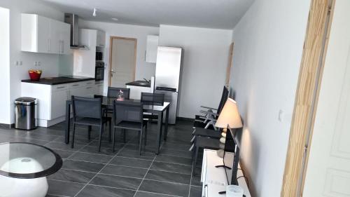 une cuisine et une salle à manger avec une table et des chaises dans l'établissement Villa Vallon Pont d'Arc, à Vallon-Pont-dʼArc