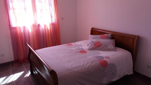 une chambre avec un lit avec des draps blancs et des oreillers dans l'établissement Villa Vallon Pont d'Arc, à Vallon-Pont-dʼArc