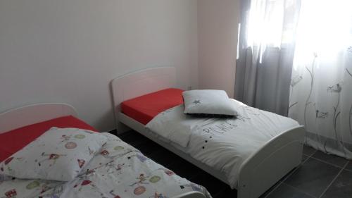 deux lits dans une chambre avec un ordinateur portable dessus dans l'établissement Villa Vallon Pont d'Arc, à Vallon-Pont-dʼArc