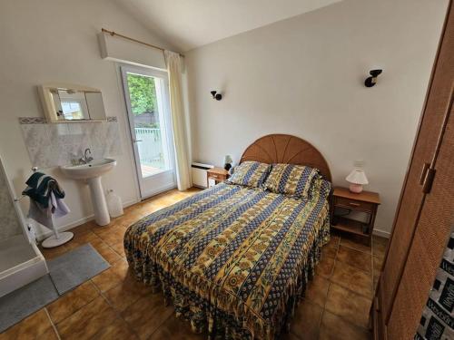 une chambre avec un lit, un lavabo et une fenêtre dans l'établissement Havre de paix en famille !, à Coursan