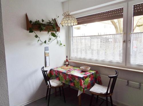 a table and two chairs with a table and a window at Ferienwohnung Carmen in Spay