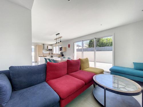 a living room with a couch and a table at L oeillet Blanc - Maison familiale in Quiberon