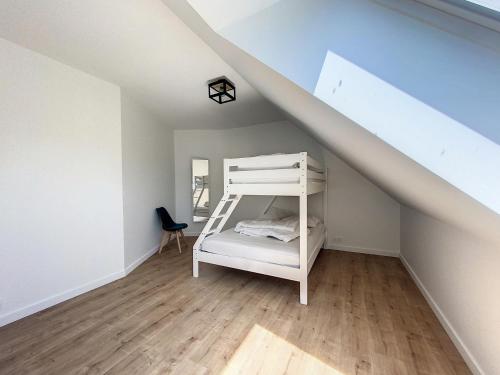 a room with a bunk bed in the attic at L oeillet Blanc - Maison familiale in Quiberon