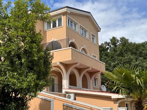 Το κτήριο όπου στεγάζεται  το διαμέρισμα