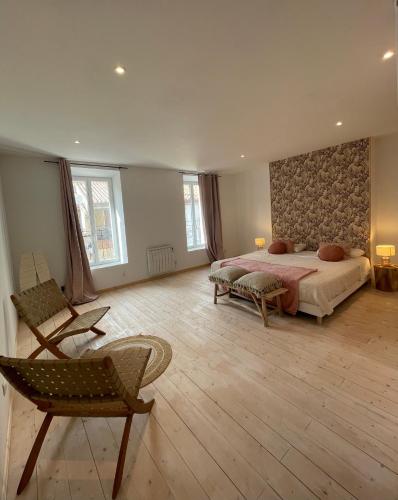 - une grande chambre avec un lit et une chaise dans l'établissement Appartement standing proche plage, à Fitou