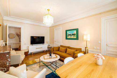 un salon avec un canapé et une table dans l'établissement GuestReady - Bel apt proche du Louvre, à Paris