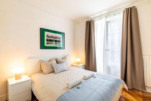 une chambre avec un lit et une fenêtre dans l'établissement GuestReady - Bel apt proche du Louvre, à Paris
