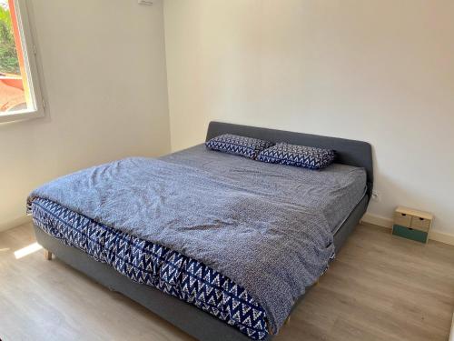 une chambre avec un lit avec deux oreillers dessus dans l'établissement Capbreton - Appt NEUF - 4 pers - 2 ch, à Capbreton