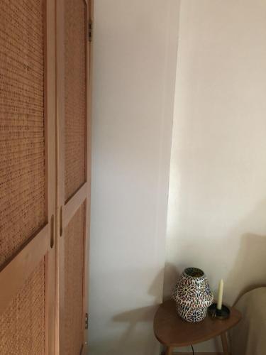 a vase sitting on a table next to a door at El refugio in Reynès