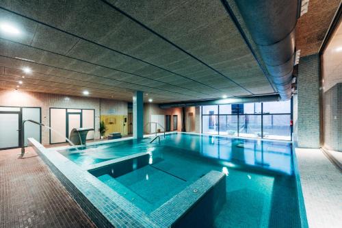 uma grande piscina num edifício em AZZ Valencia Congress Hotel & Spa em Paterna