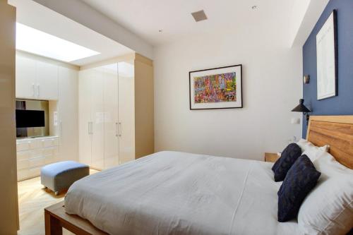 une chambre avec un grand lit et une salle de bain dans l'établissement GuestReady - Lovely family retreat near The Louvre, à Paris