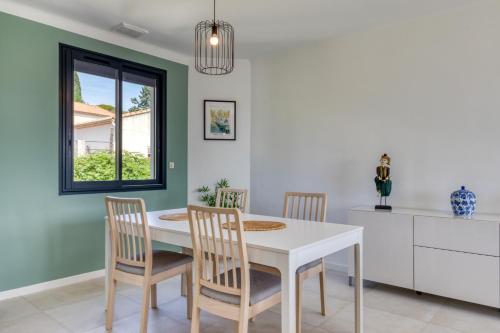 une salle à manger avec une table et des chaises blanches dans l'établissement Villa Maryet, à Sommières