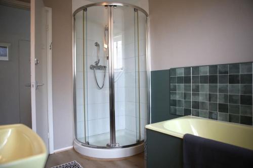 ein Badezimmer mit Dusche, Badewanne und Waschbecken in der Unterkunft Convenient and stylish cottage in Abergavenny