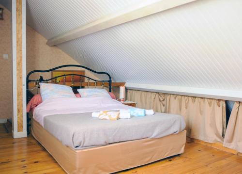 Ένα ή περισσότερα κρεβάτια σε δωμάτιο στο Gite en duplex 4 personnes, Vallée de la Jordanne, Cantal