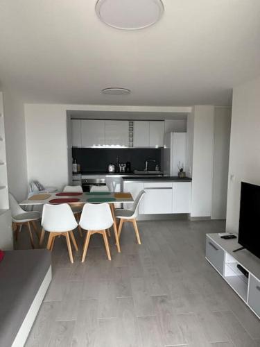 une cuisine avec une table et des chaises dans une pièce dans l'établissement Appartement tout confort & Parking, à Beausoleil