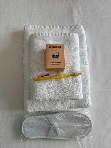 un stylo posé sur une serviette dans l'établissement Appartement tout confort & Parking, à Beausoleil