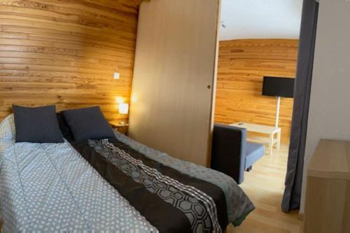 Postel nebo postele na pokoji v ubytování Appt dans chalet résidence Les Balcons du Soleil