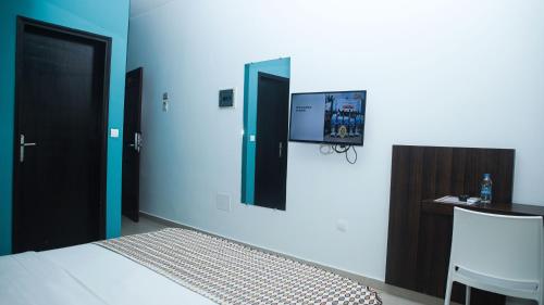 Una cama o camas en una habitación de Hôtel Le Suprême Grand-Bassam