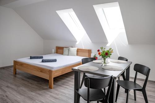 Postel nebo postele na pokoji v ubytování apartmány Miška Mirkovice